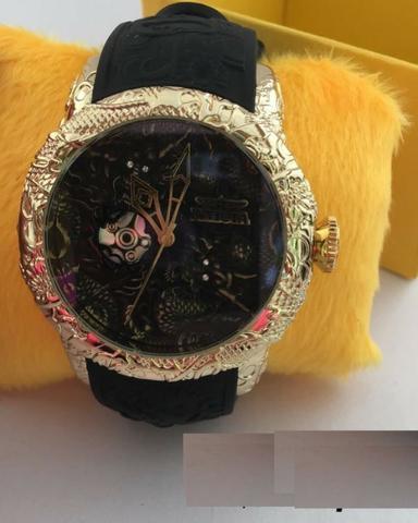 Promoção Relógio Invicta Yakuza S2 Coroa Dourada fundo preto