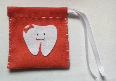 Saquinho em feltro para guardar dentinho de leite