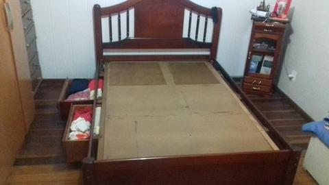 Vendo cama em madeira com 4 gavetas;