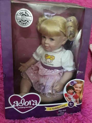 Boneca adora doll linda na caixa com roupinha original