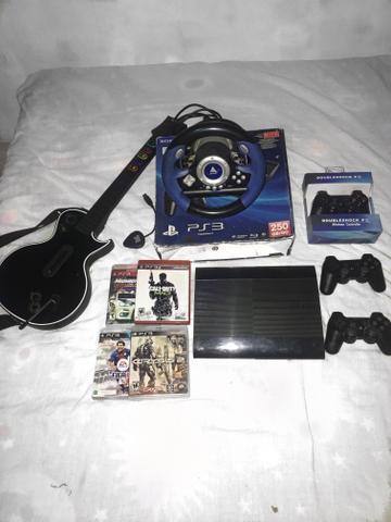 PS3 SLIM COMPLETO, 3 controles, 13 jogos, guitarra e volante
