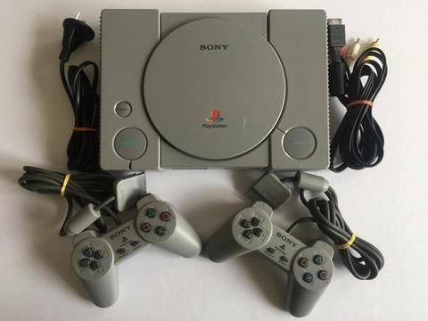 Playstation 1 e playstation 2 semi novo em perfeitas condições 2 controles em ambos