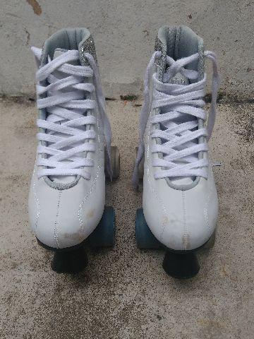 Patins branco número 36/37 bem confortável