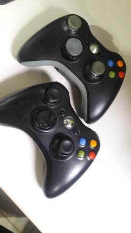 Dois controles de Xbox 360 com defeito para peças ou conserto