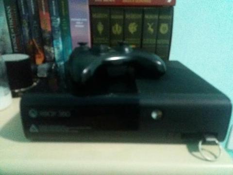 Xbox 360 4GB, desbloqueado RGH + 1 controle e 12 jogos originais