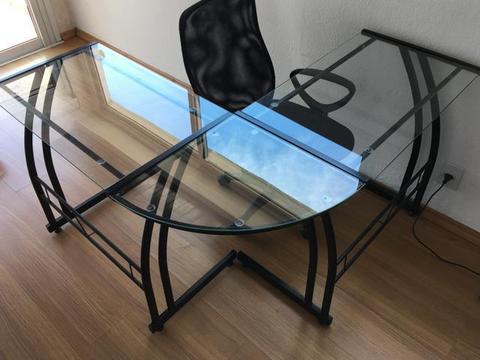 Mesa de vidro + cadeira de escritório