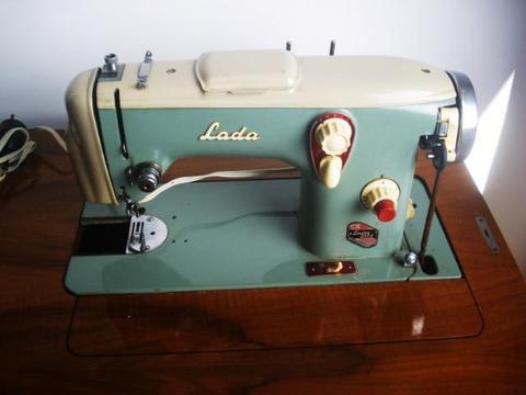 Máquina de costura Lada 237-1 antiga com gabinete