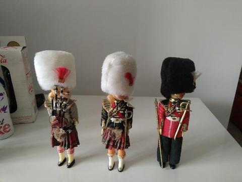 3 bonecas da década de 80 representando guardas ingleses