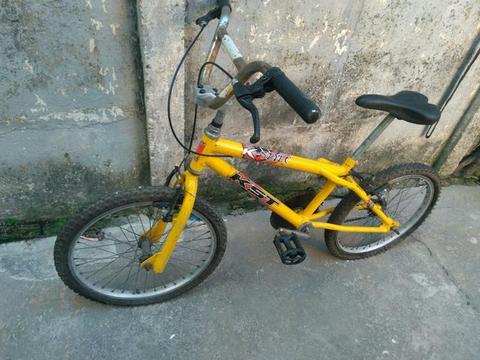 Vendo uma bicicleta para criança
