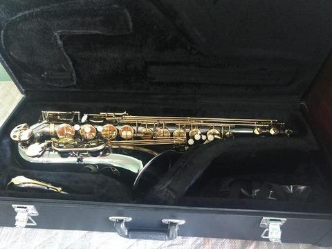 Saxofone Tenor (SAX) SiB. Eagle - Preto Onyx com chaves douradas - Seminovo - Mod. ST503BG