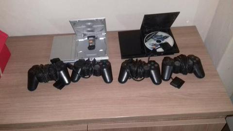 Dois consoles de PlayStation 2 +três controles e um cartão e memória