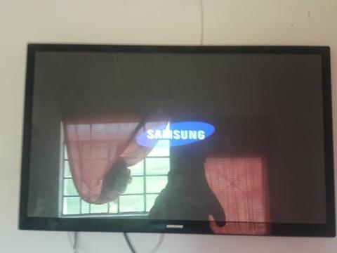 Vendo ou troco por 2 de 32 polegada