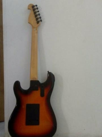 Guitarra semi nova barata
