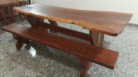 Mesa de madeira rústica com dois bancos