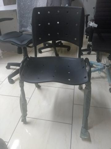 Cadeira fixa 04 pés estrutura em aço empilhável preta novas !