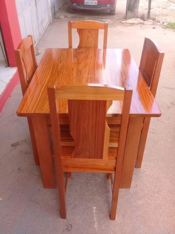 Mesa em madeira de lei