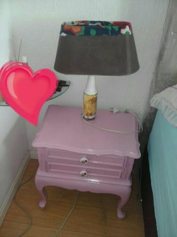 Mesa rosa clara retrô com 2 gavetas