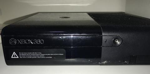Xbox 360 com 2 controles e 2 jogos
