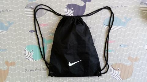 Sacola Nike com alcas tipo mochila