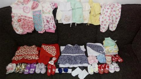 Lote roupas,sapatinhos e 2 saida de maternidade para bebe menina