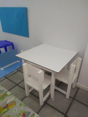 Mesa de estudos para criança, com três cadeirinhas