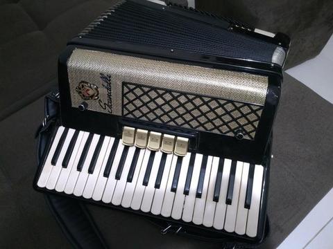 Acordeon Scandalli italiana 80 baixos eletrificada