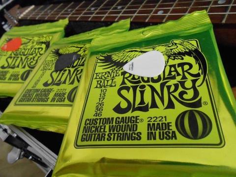 Cordas Ernie Ball Regular Slinky 0,10 USA Novas Sua Guitarra merece coisa boa