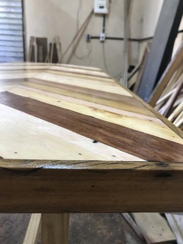 Linda mesa de canto de madeira