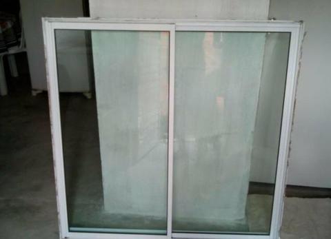 Janela em alumínio branco e vidros verdes