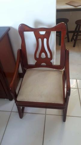 Cadeira de madeira mogno