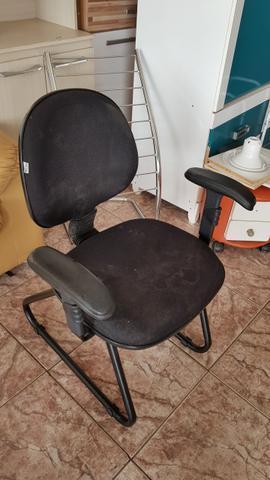 Cadeira para escritório bem conservada