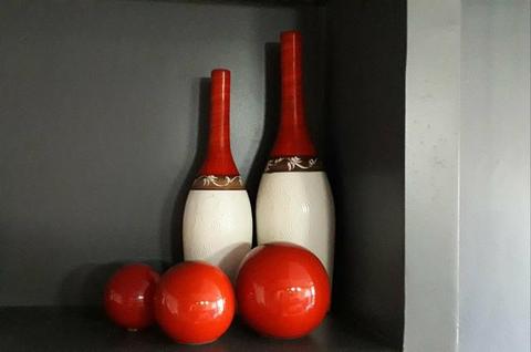 Vasos de cerâmica com bolas de vidro