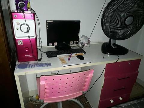 Cpu, monitor, teclado, mouse e a mesa