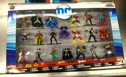 Kit com 20 personagens da DC
