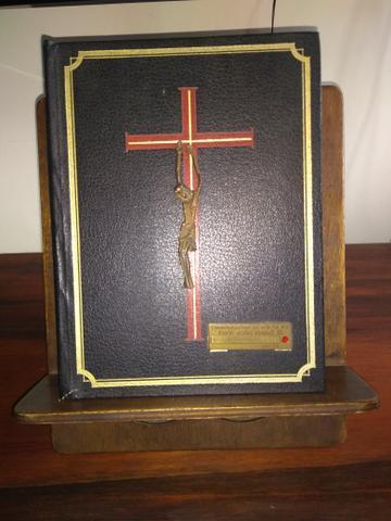 Biblia Sagrada com suporte de madeira