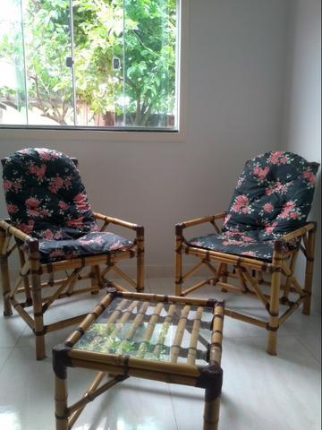 Cadeiras e mesinha em bambu e vidro seminovos