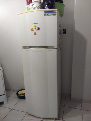 Vendo geladeira funcionando normal 600,00