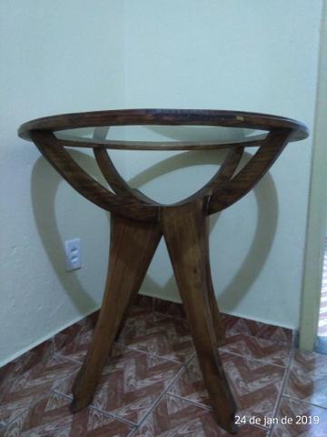 Mesa redonda em madeira e vidro