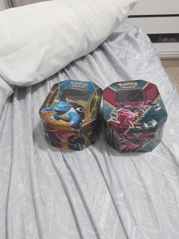 Dois pacotes de cartinhas pokemon