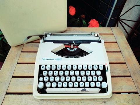 Fabricada ano 1969 Máquina de escrever antiga Hermes Baby