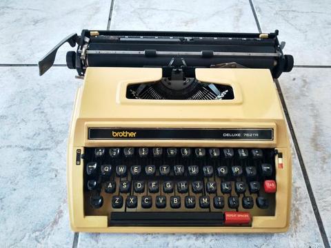 Linda na cor amarela perfeita para a escrita Máquina de escrever antiga
