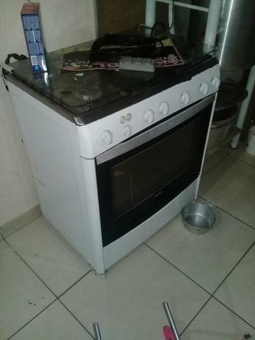 Geladeira fogão e um forninho tudo 1000.00 reais