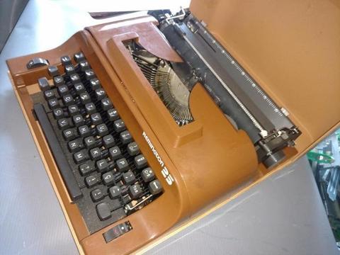 Máquina de escrever antiga marca Remington 25 portátil. anos 80