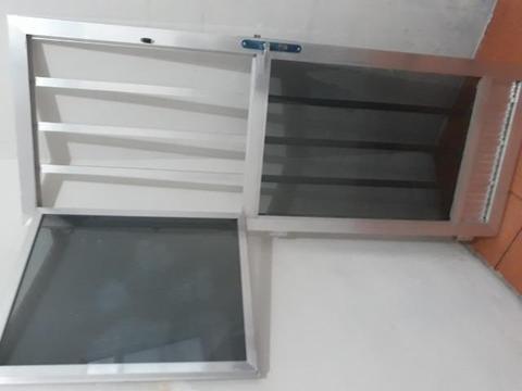 Vendo porta de alumínio com vidro e fechadura