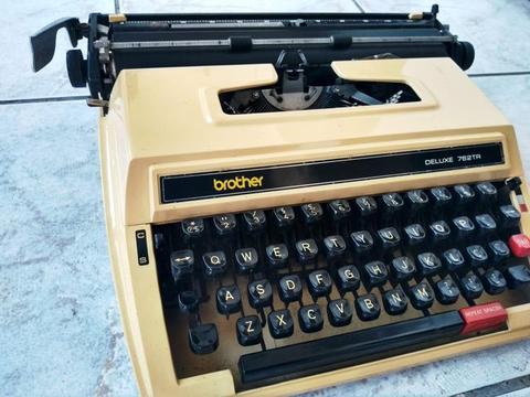 Linda na cor amarela tudo ok para o uso Máquina de escrever antiga