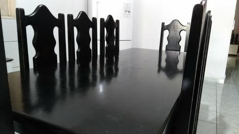 Mesa em Madeira 2mts de comprimento e com 8 Cadeiras