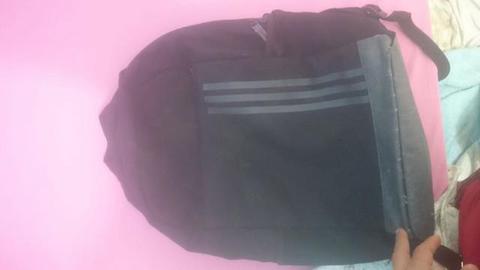 Vendo Mochila adidas essentials super conservada