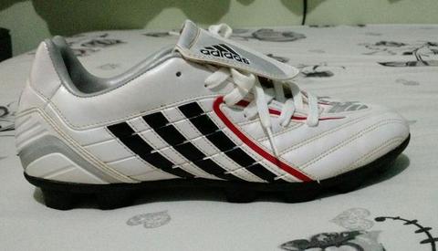 Chuteira Adidas Traxion de Trava