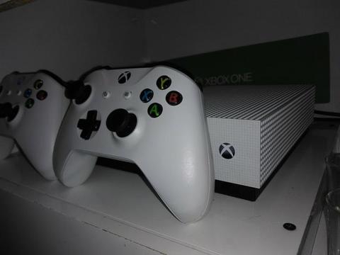 Xbox One S 1Tb com 2 controles originais