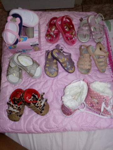 Lote de calçados para bebê menina
